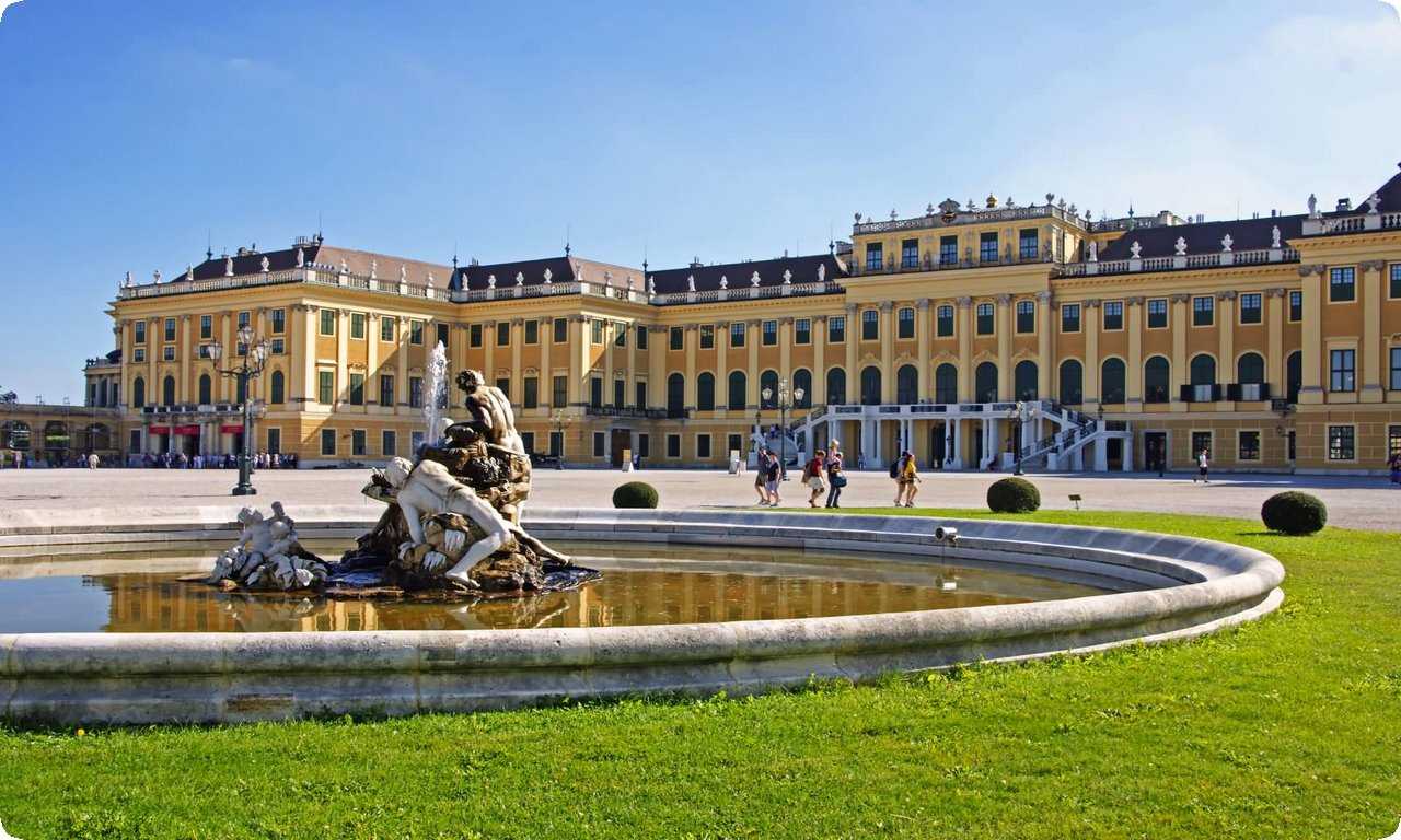 Большой зал - один из самых известных элементов Дворца Шенбрунн. Здесь проводятся концерты классической музыки и другие культурные мероприятия.