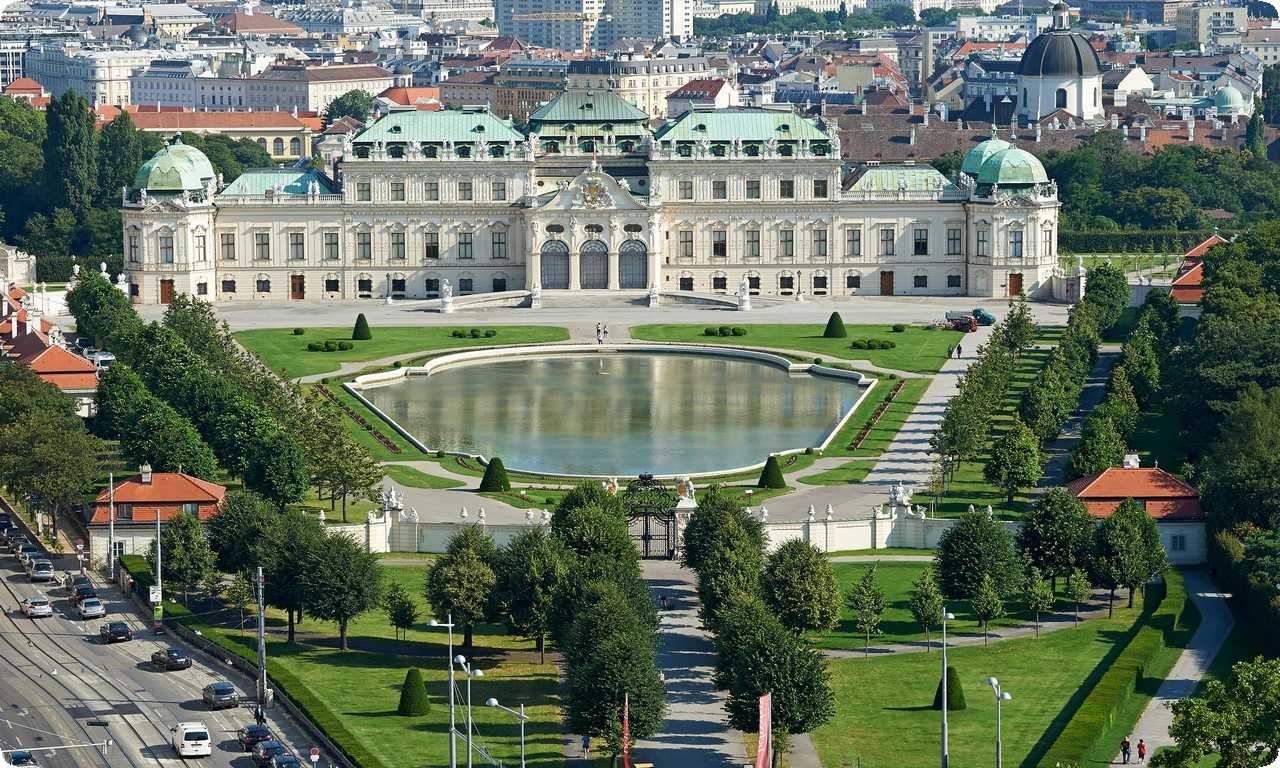Дворец Бельведер - это красивый памятник барокко и рококо в Вене. Он состоит из двух зданий, Верхнего и Нижнего Бельведера, которые объединены прекрасными садами и фонтанами.