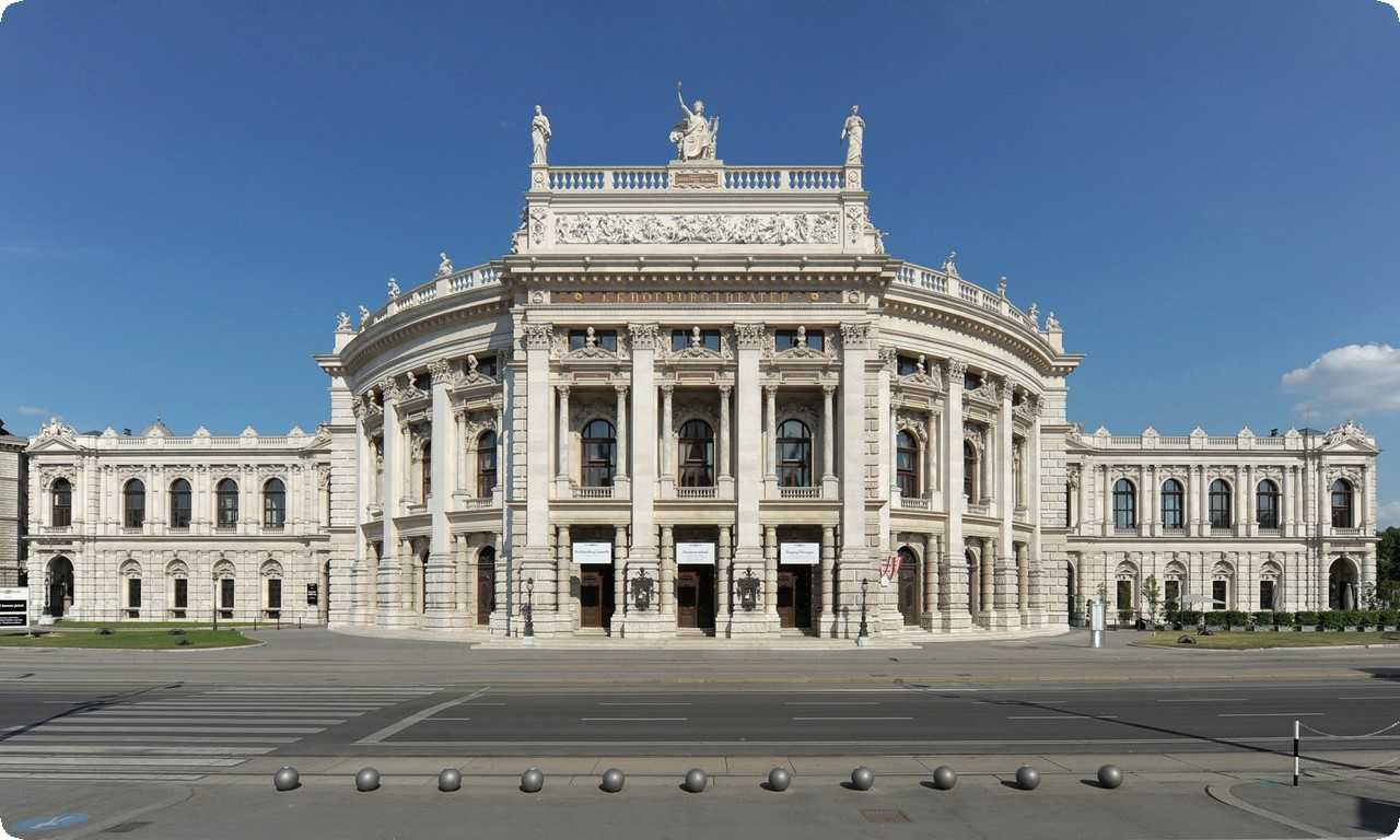 Бургтеатр - это национальный театр Австрии в самом сердце Вены. Здесь можно увидеть многочисленные оперные и балетные постановки, а также спектакли в жанре комедии и драмы.