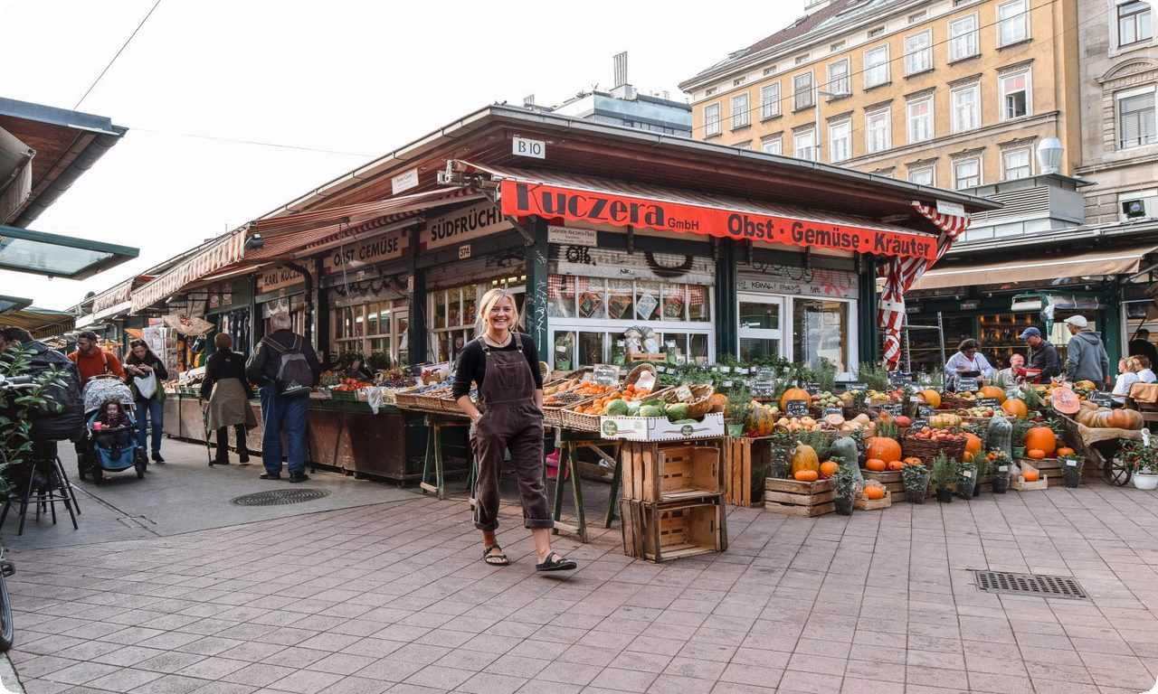 Нашмаркт - знаменитый рынок в Вене, привлекающий туристов своей атмосферой и разнообразием товаров. Здесь можно купить местные деликатесы, сувениры и вещи ручной работы.