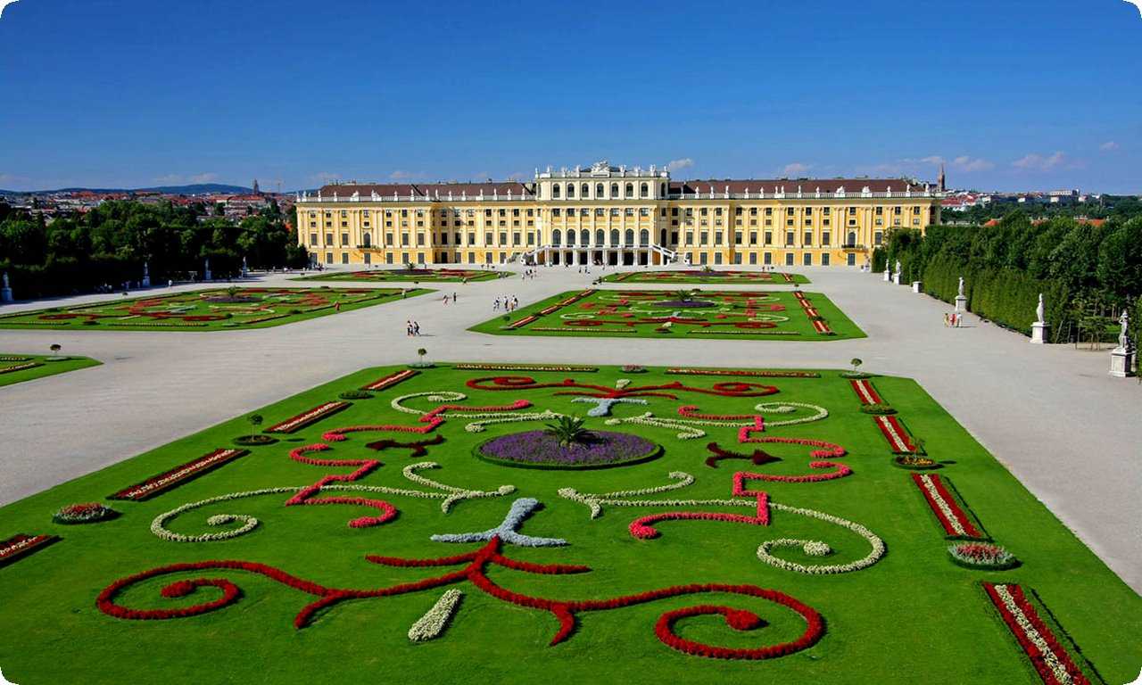 Дворец Шенбрунн - один из самых красивых дворцов в мире, наследие культуры и искусства Австрии. Здесь можно увидеть множество произведений искусства и насладиться атмосферой парков и садов.