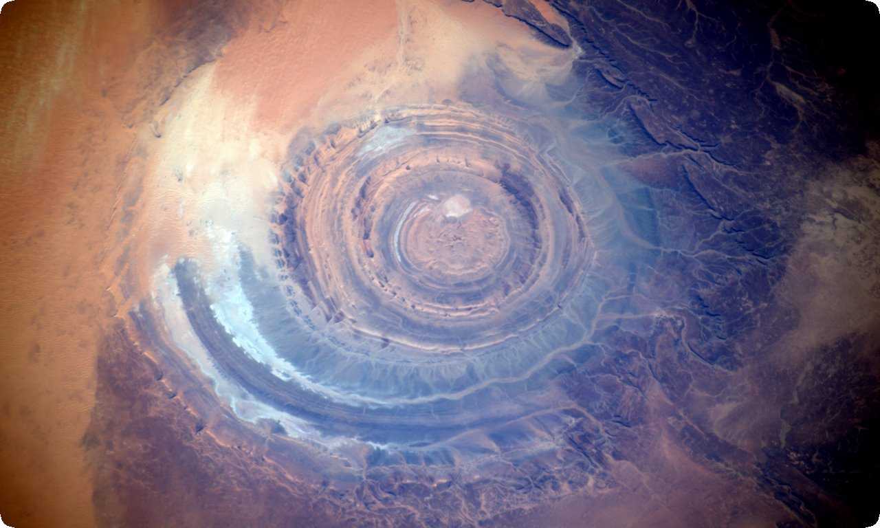 Око Сахары - кратер огромных размеров в центре пустыни Сахара, с красным озером внутри, создавшимся в результате метеоритного удара.