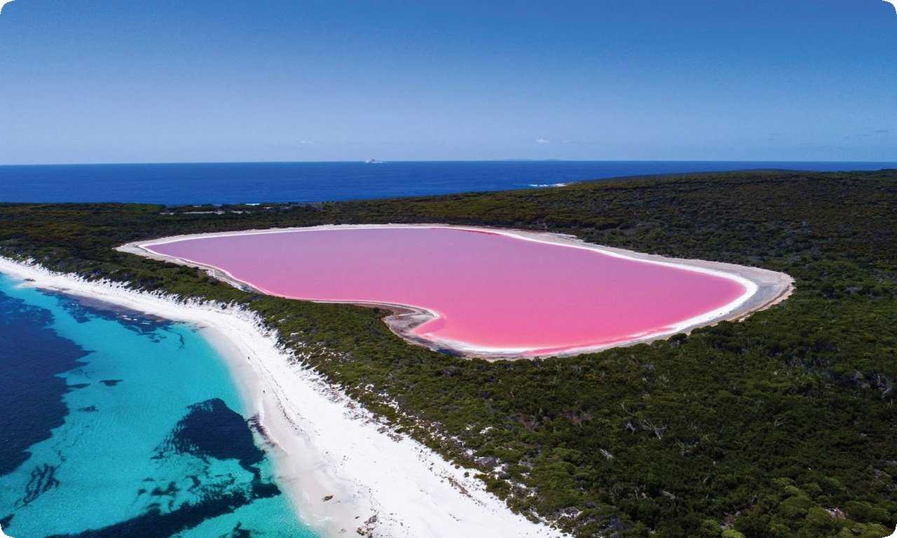Озеро Ретба в Сенегале - уникальное чудо природы с ярко-розовой водой.
