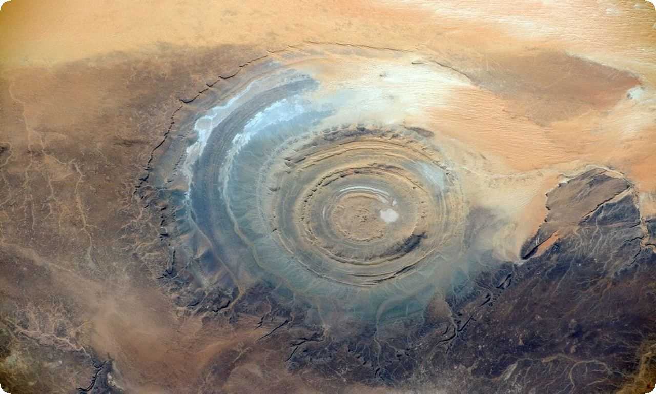 В центре пустыни Сахара, в Мавритании, находится Око Сахары - глубокий кратер с озером необычного красного цвета, который привлекает внимание туристов со всего мира.