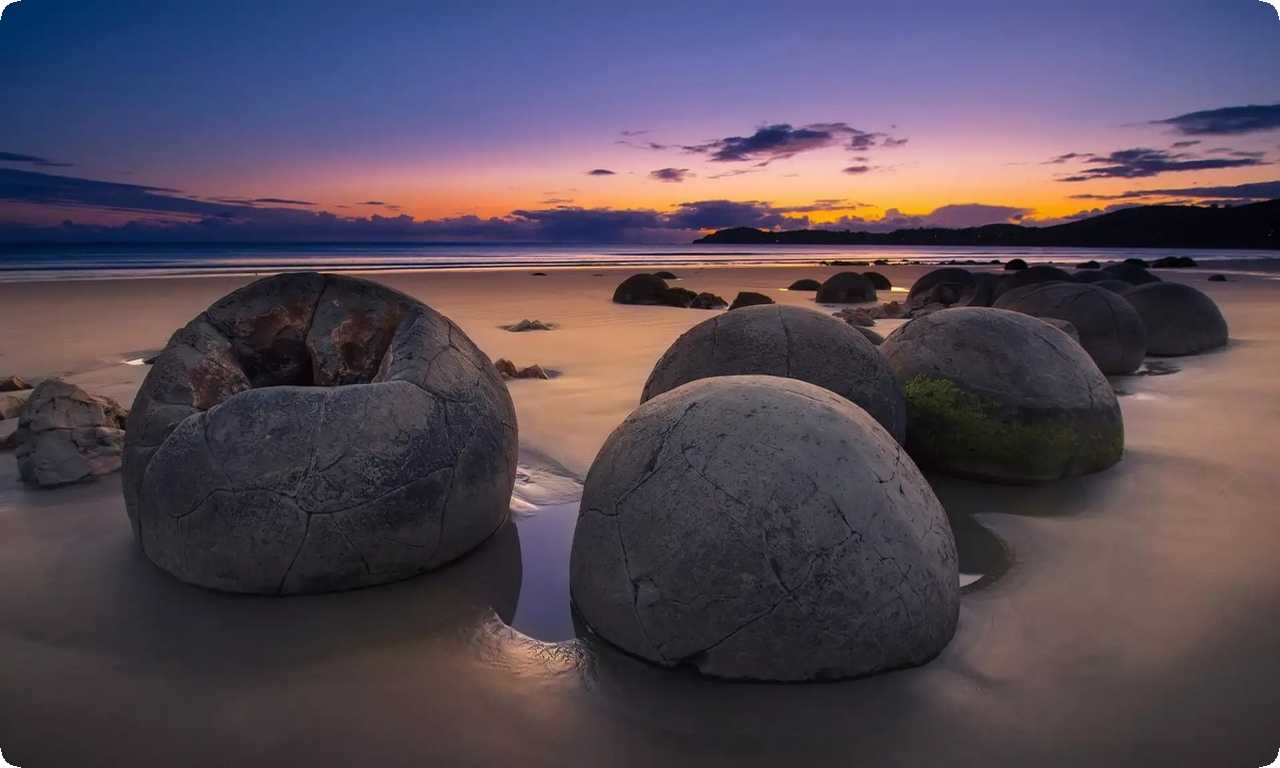 На пляже Моераки Боулдерс в Новой Зеландии можно увидеть необычные камни, которые сформировались миллионы лет назад благодаря геологическим процессам.