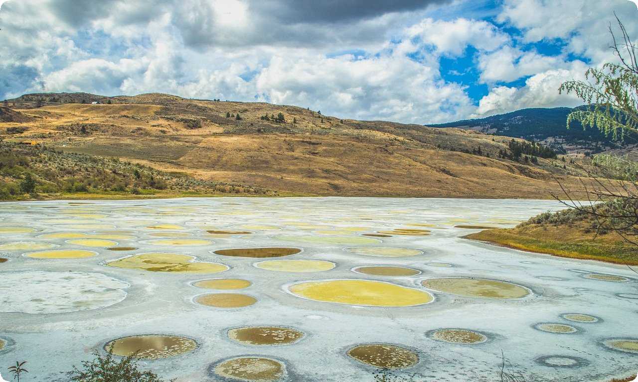 Пятнистое озеро - уникальное чудо природы в Британской Колумбии, которое меняет цвет в зависимости от сезона и погодных условий.