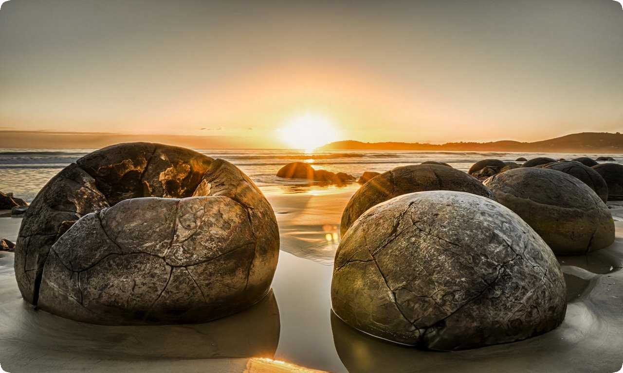 Моераки Боулдерс в Новой Зеландии - уникальное природное явление, где на пляже можно увидеть необычные камни, которые привлекают внимание своим внешним видом.