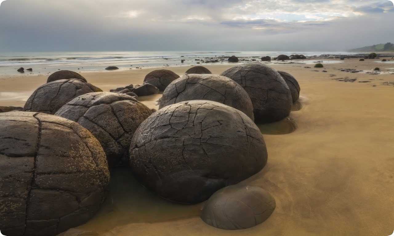 Новая Зеландия скрывает удивительное место - Моераки Боулдерс, где на пляже можно увидеть камни различных форм и размеров, создающие невероятный пейзаж.