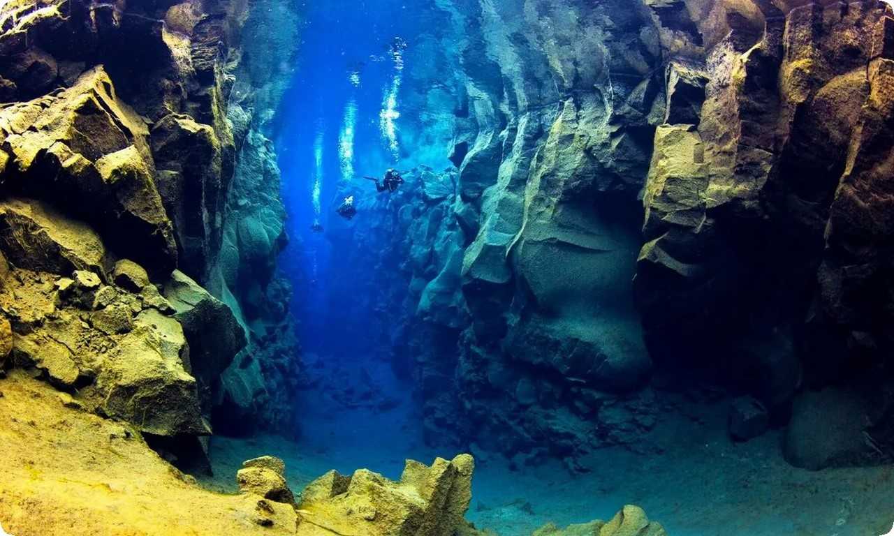 В Исландии есть место, где можно увидеть кристально чистую воду - Рифт Сильфра. Здесь можно заняться дайвингом и насладиться красотой подводного мира.