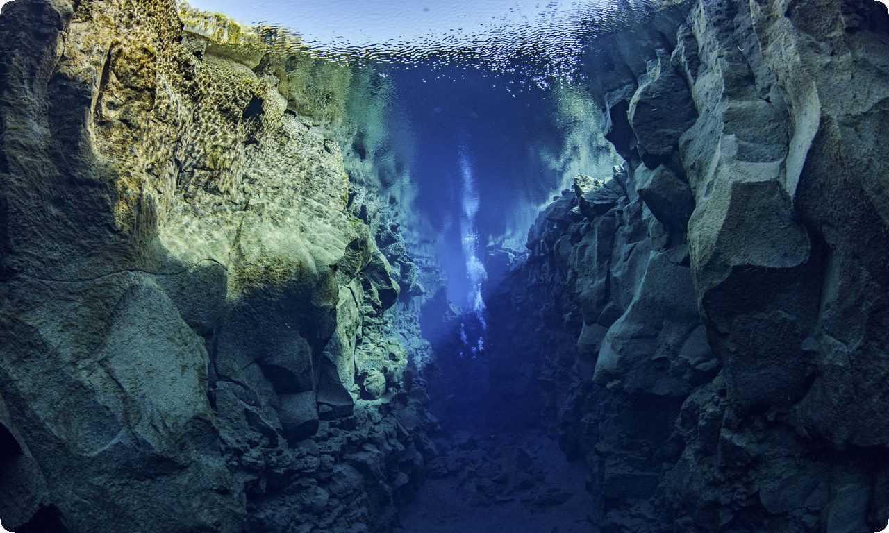 Рифт Сильфра - это одно из самых удивительных мест в Исландии, где можно увидеть кристально чистую воду и насладиться красотой вулканической земли.