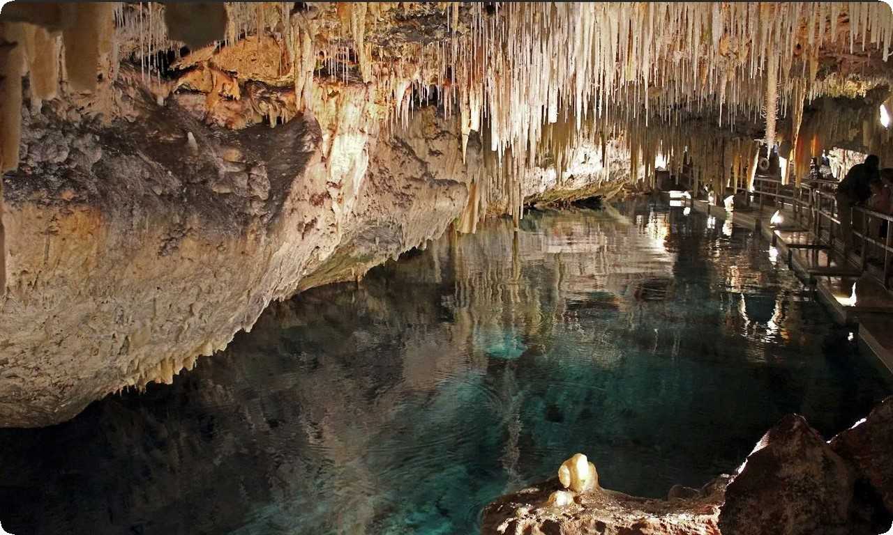 В Мексике есть удивительное место - пещера кристаллов, где можно увидеть невероятные кристаллы, создающие уникальную атмосферу.