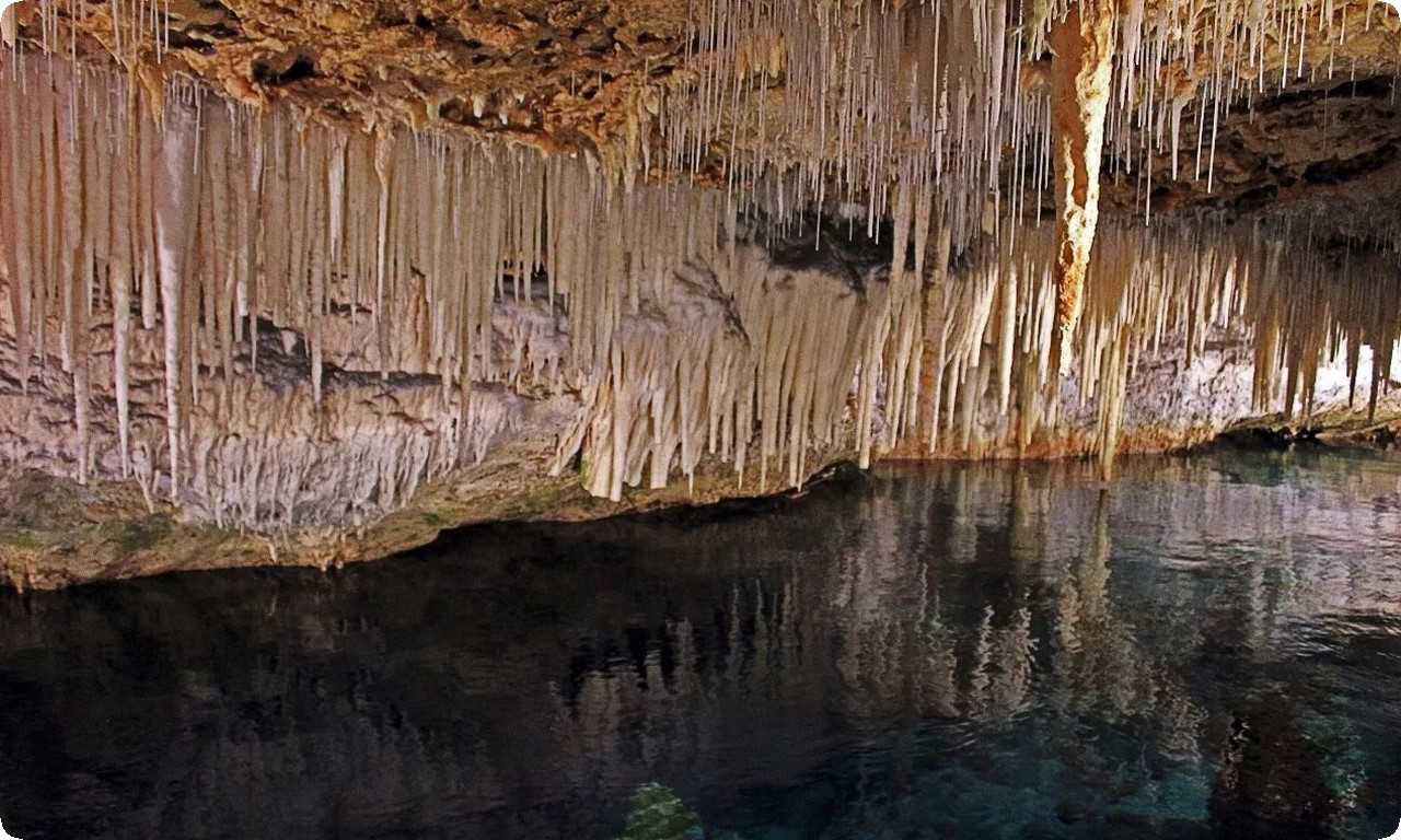 Мексика скрывает уникальное чудо природы - пещеру кристаллов, где можно увидеть кристаллы разных форм и цветов, создающие неповторимую красоту.