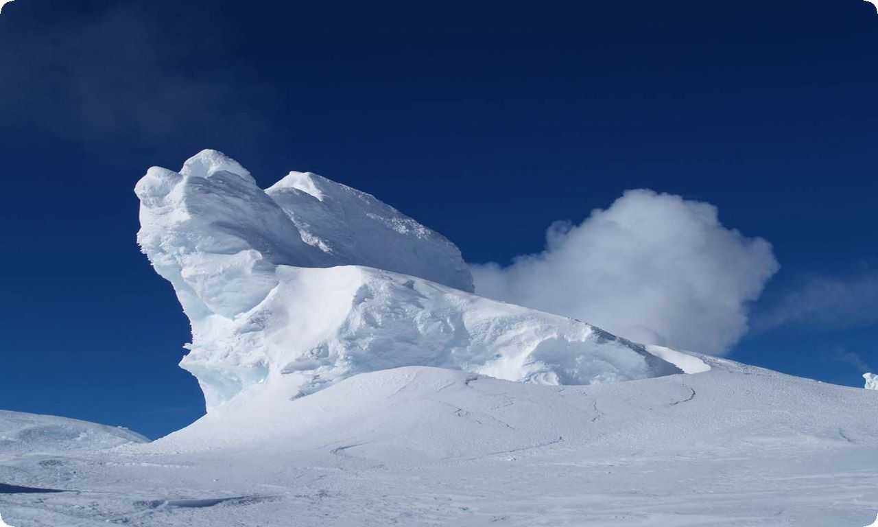 Гора Эребус создает неповторимый ландшафт из ледяных башен.