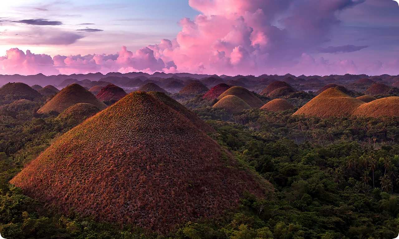 Шоколадные холмы на острове Бохоль - это одно из самых удивительных природных явлений Филиппин, которое привлекает внимание туристов.