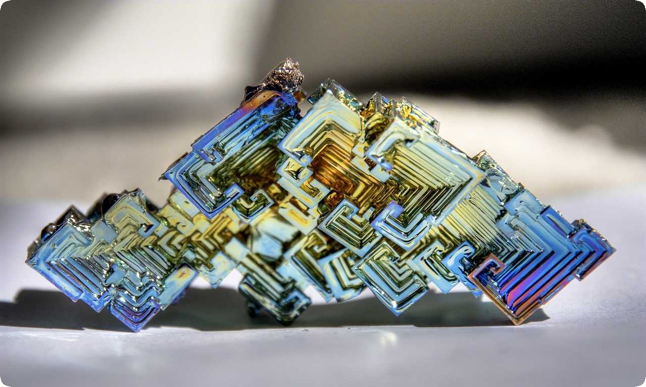 Кристаллы висмута - уникальный вид кристаллов, образующих геометрически правильную решетку, которые являются полупроводниками и имеют низкую термическую проводимость.