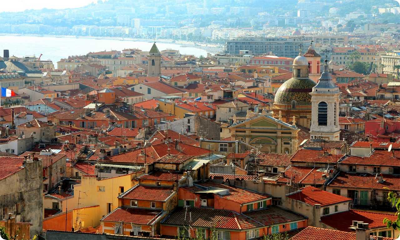 Старый город Ниццы славится своими красивыми церквями и капеллами, в том числе капеллой Сен-Пьер, украшенной красивыми фресками и скульптурами.