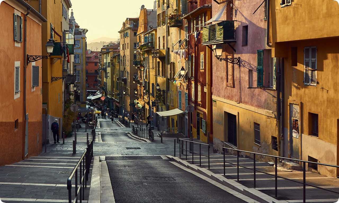 Старый город Ниццы - это историческое место с красивыми зданиями и узкими улочками, на которых вы можете прогуляться и насладиться атмосферой старинного Французского города.