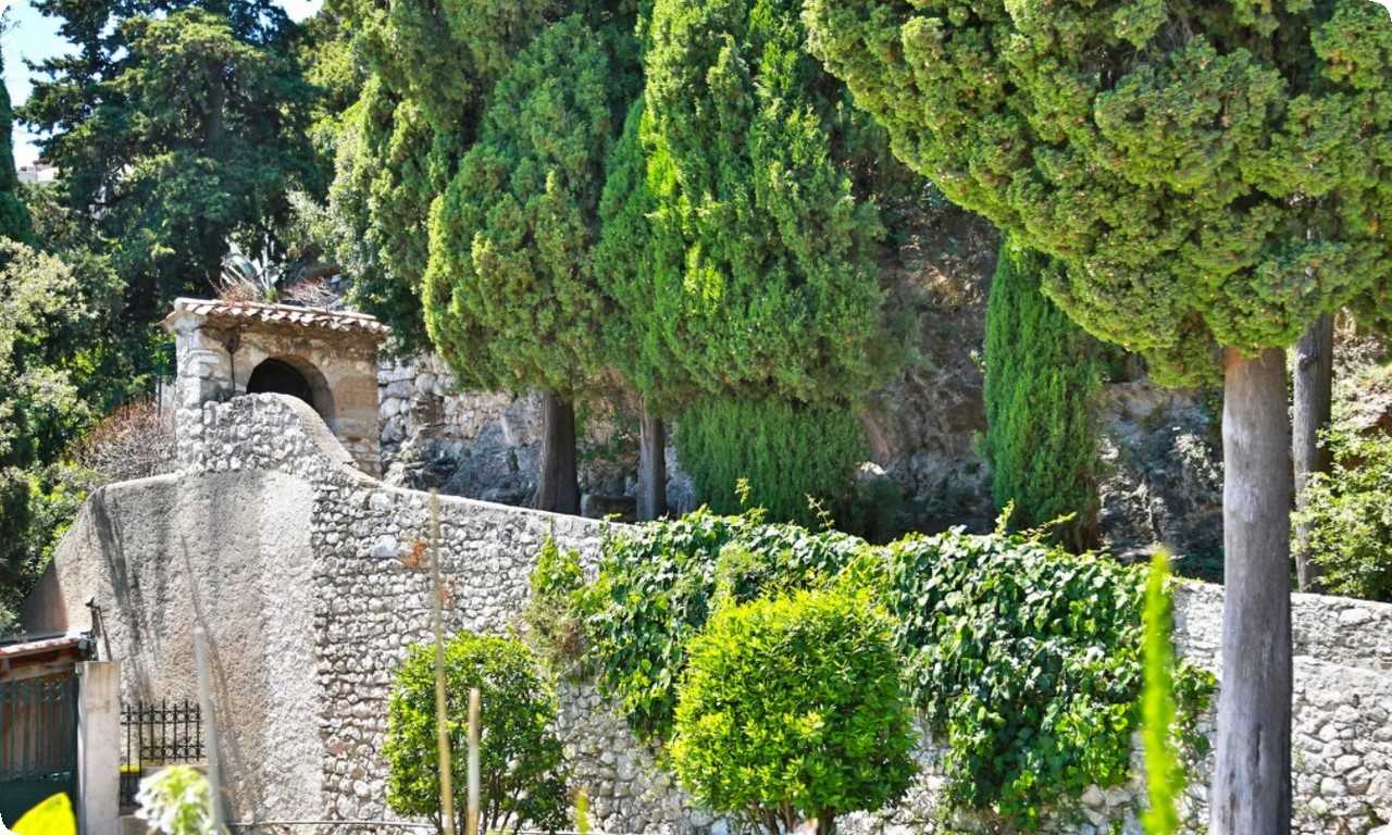 В садах монастыря Симье находится Башня Сен-Франсуа - символ Ниццы, откуда открываются красивые виды на город и море.