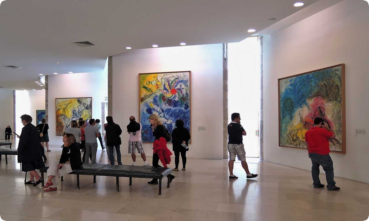 В музее Шагала вы найдете множество картин, рисунков, гравюр и скульптур, созданных Марком Шагалом.
