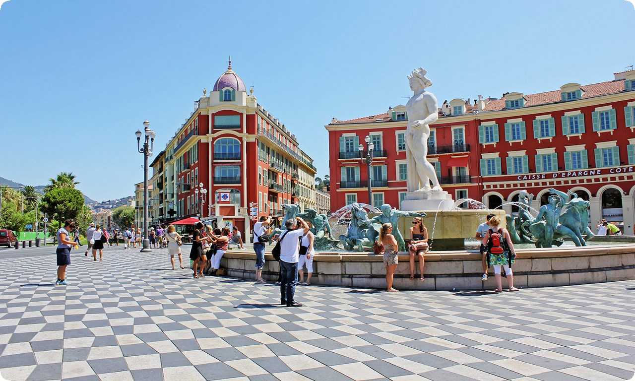 Авеню Жана Медсана - престижная улица в Ницце с роскошными отелями, бутиками известных дизайнеров и кафе с красивыми видами на море.