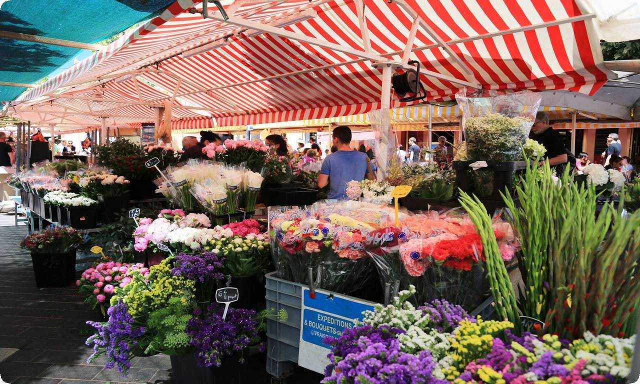 Цветочный рынок Кур-Салея - красивое и живописное место в Ницце, где можно купить свежие цветы и растения.