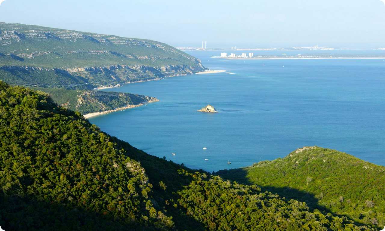 Вид на море с утеса в Природном парке Аррабида Португалии
