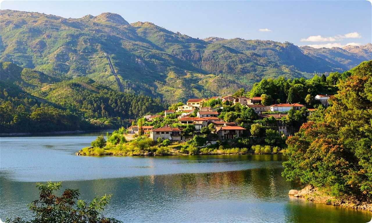 Местное село в Национальном парке Пенеда-Гереш Португалии