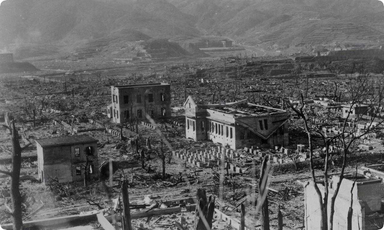 Затяжной туман спас многие жизни при бомбардировке Нагасаки 9 августа 1945 года. Бомба попала на окраину города, убив более 70 000 человек и приведя к капитуляции Японии.