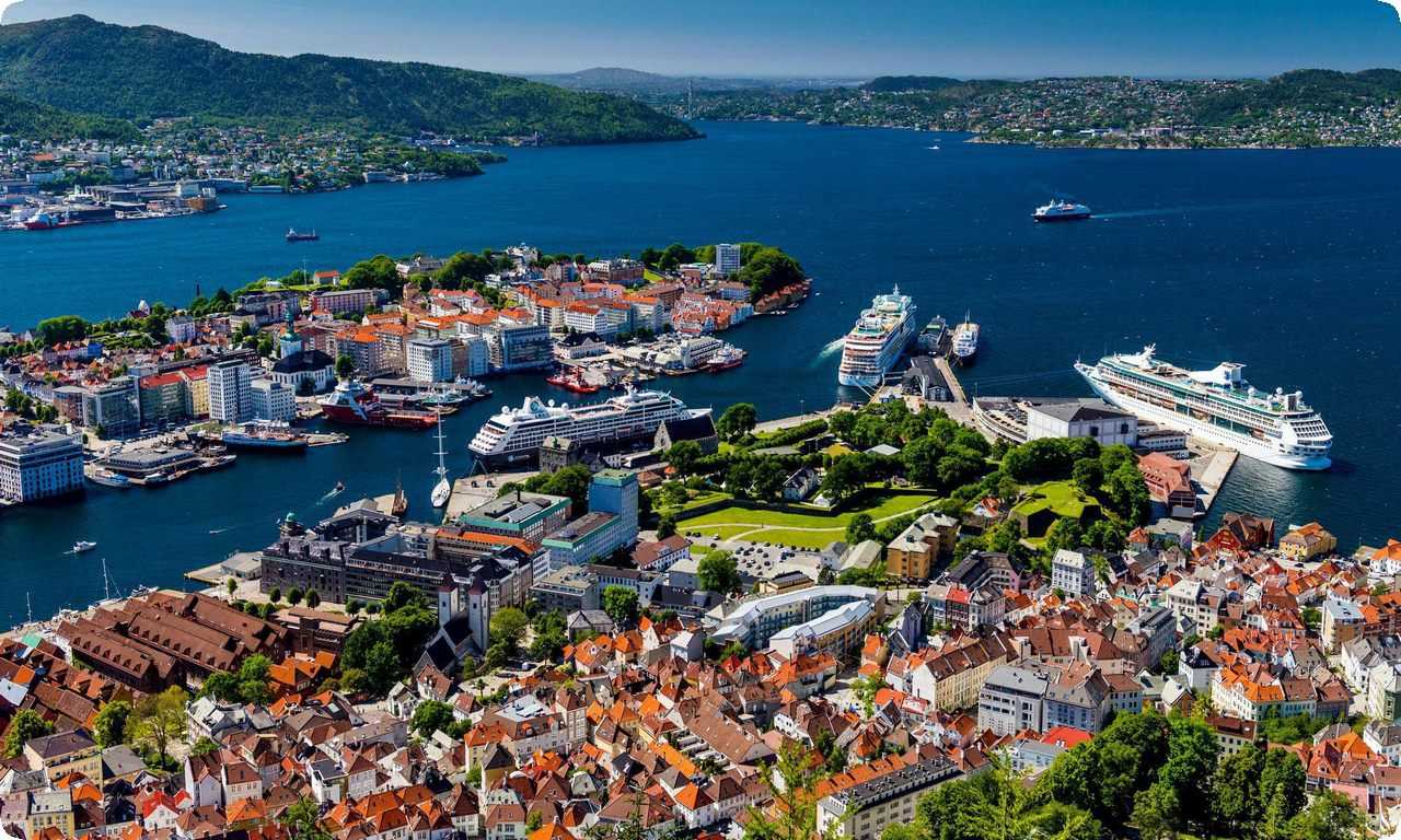 Красивая набережная Бергена с морским портом и городскими зданиями на фоне
