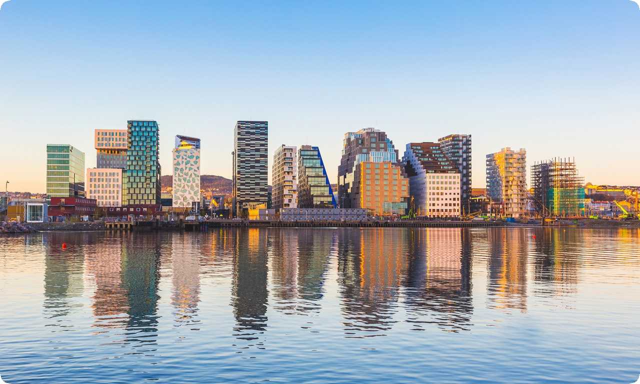 Красивая набережная в Осло с высокими зданиями на фоне моря