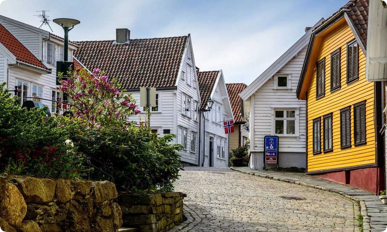 Красивый квартал со старинными красивыми домами в Ставангере
