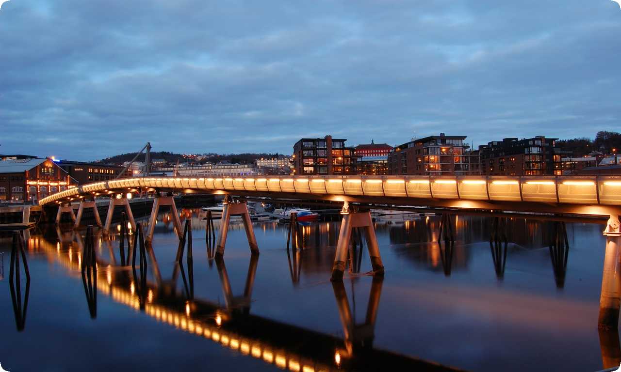 Красивый мост на реке Нид в Тронхейме
