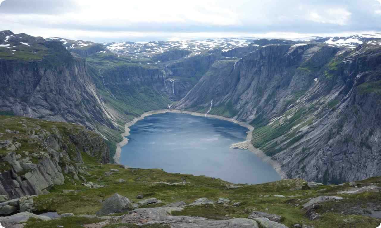 Красивый пейзаж с горами, долинами и фьордами вдали от Тролльтунги