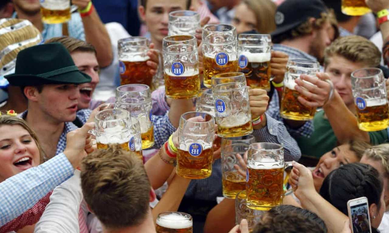 В Германии проходят множество пивных фестивалей, на которых можно попробовать различные сорта пива и насладиться атмосферой германского гулянья.