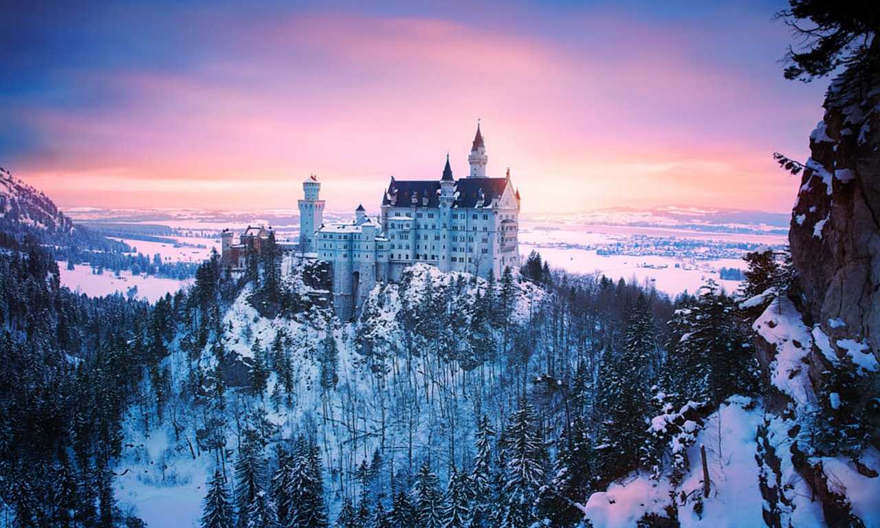 Замок Нойшванштайн - знаменитое туристическое место в Баварии, построенное в 19 веке.