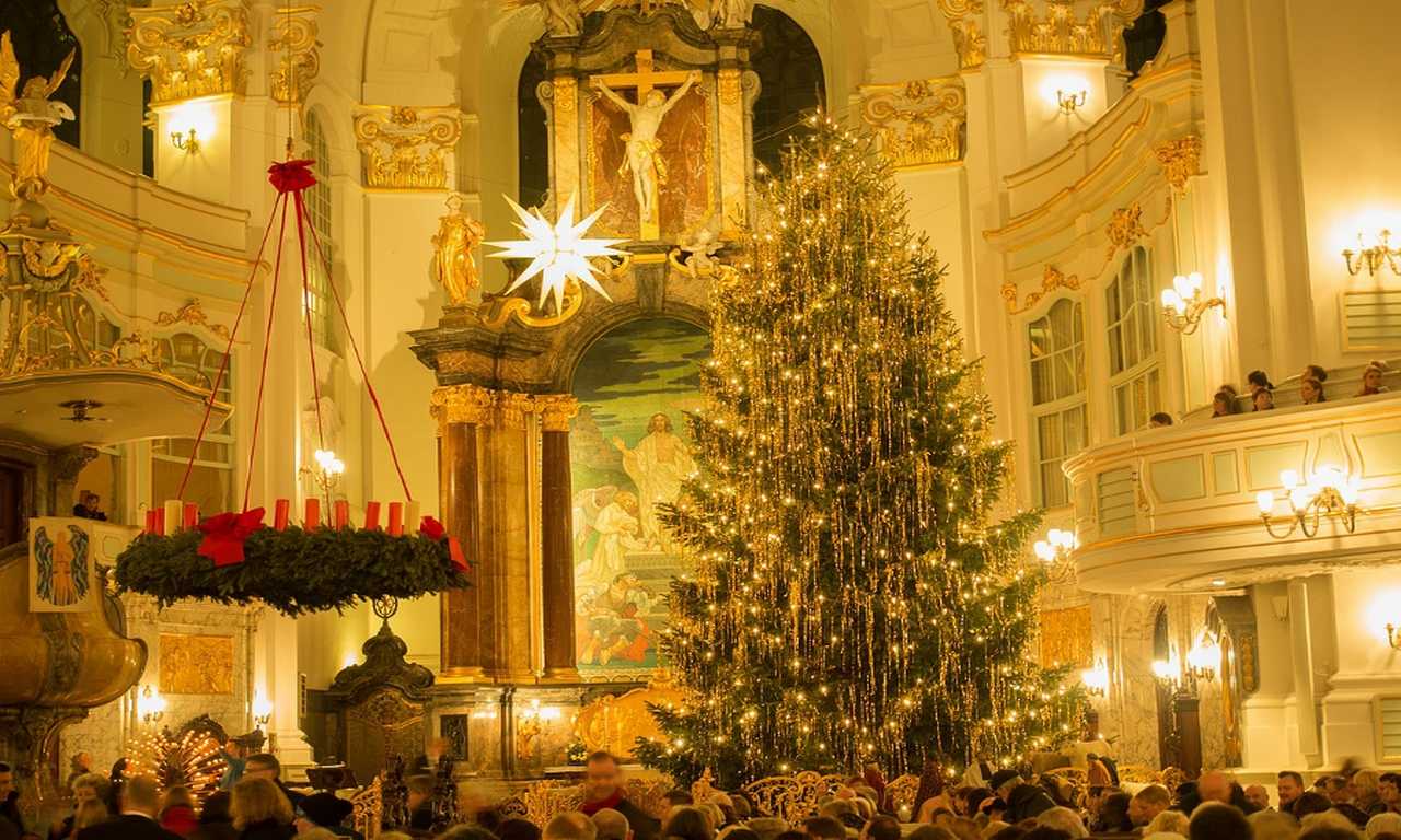 На Рождество в Германии украшают елки и устраивают ярмарки, где можно купить подарки и насладиться германскими традиционными блюдами.