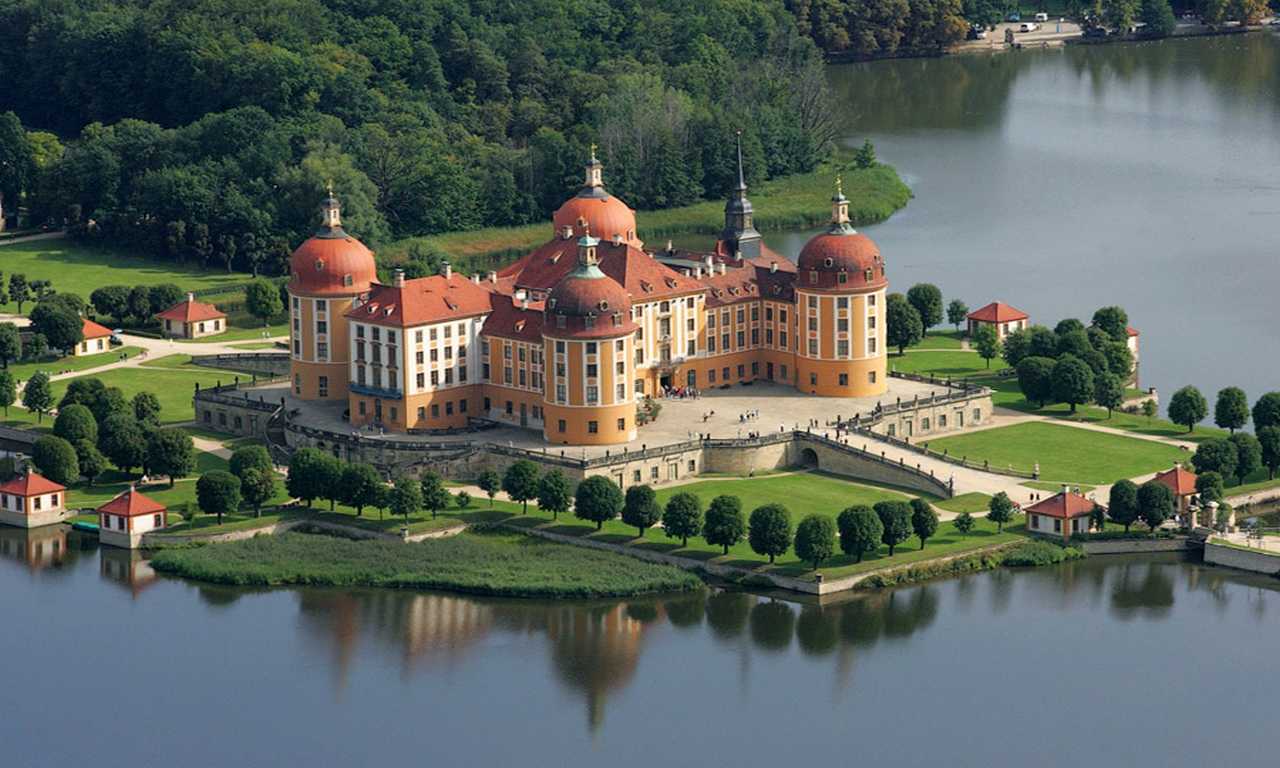 В Германии есть дворцы и форты разных стилей, от ренессанса до барокко, которые привлекают туристов своей архитектурой и историей.