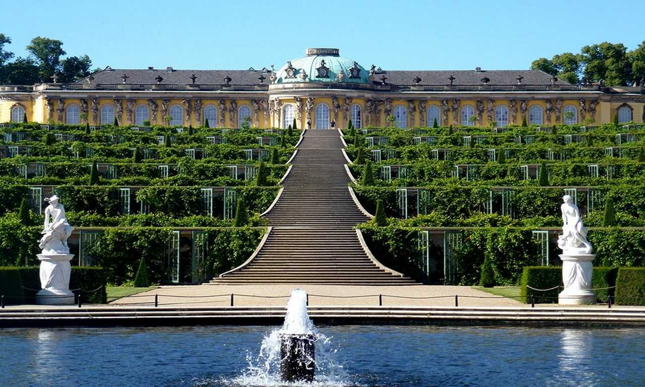 Посещение дворцов и фортов в Германии - это отличная возможность узнать больше о ее культуре и истории, а также насладиться уникальной атмосферой этих исторических сооружений.