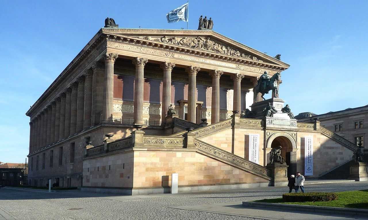 В музее можно увидеть экспонаты, связанные с историей Германии, а также культурные искусства и археологические находки со всего мира.