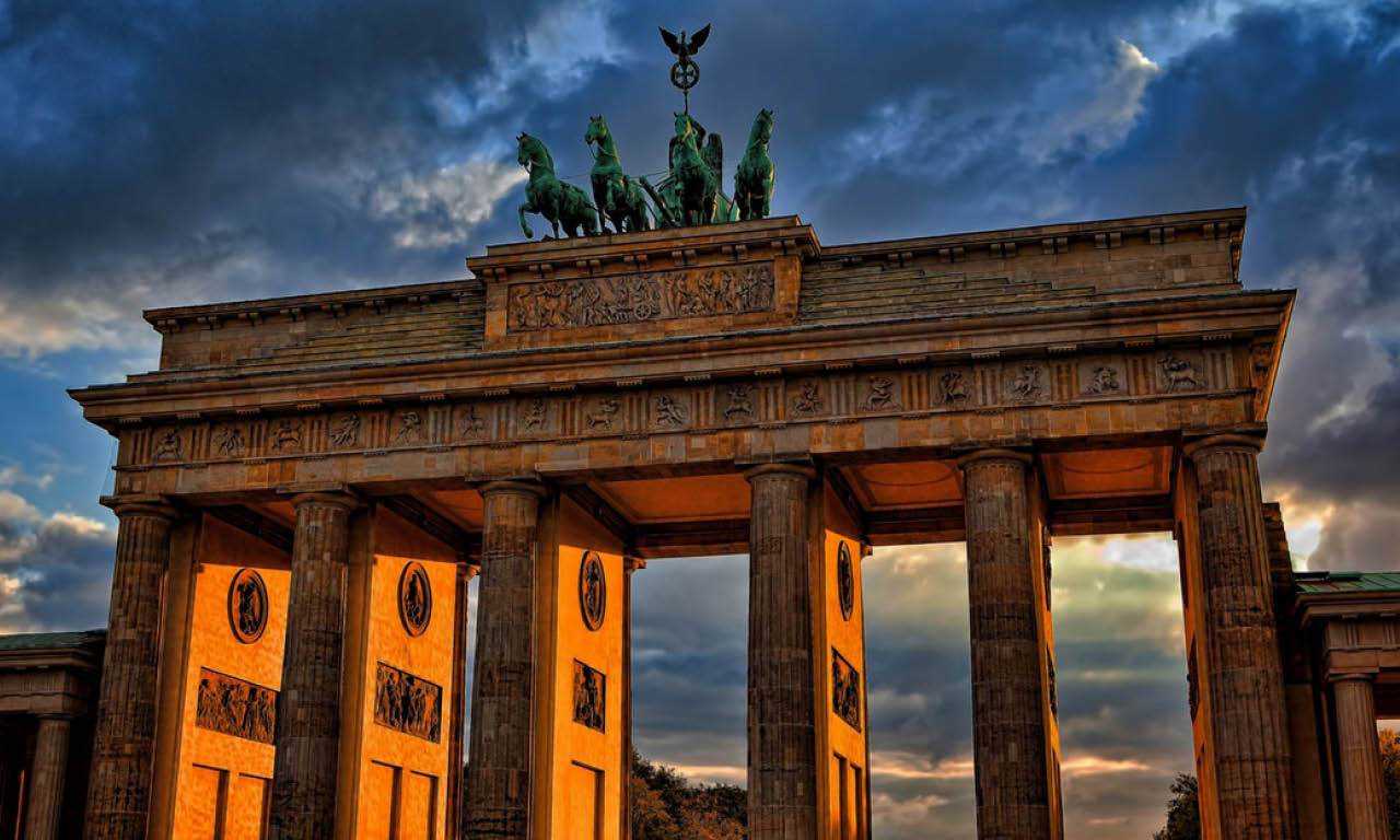 Берлин - столица Германии, известный своей историей, культурой и красивой архитектурой.