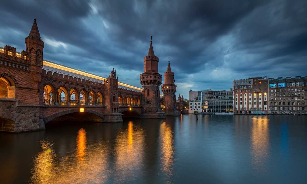 Берлин - самый большой город Германии, с множеством достопримечательностей и музеев.