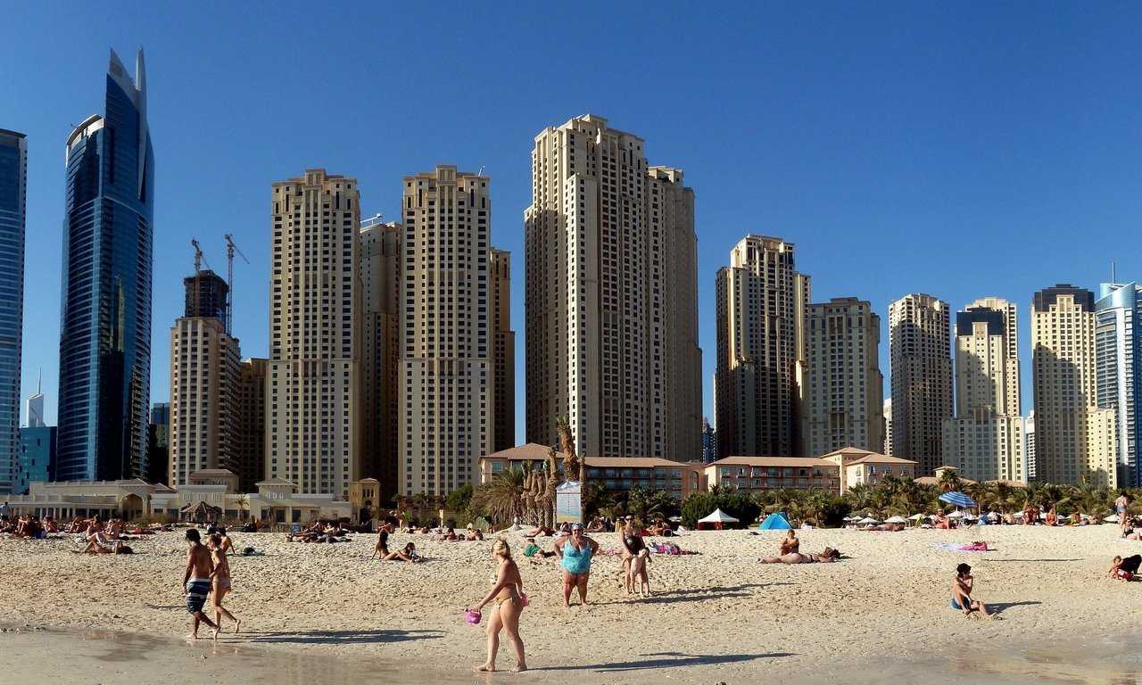 Проведите день на Пляже Джумейра - отличное место для отдыха и расслабления в Дубае.