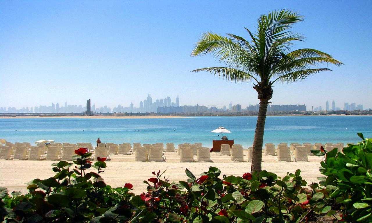 Вход на Пляж Джумейра бесплатный, но аренда лежака и зонтика - от 110 дирхам (30 долларов США) в день.