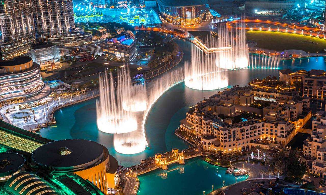 Насладитесь незабываемым зрелищем Дубай Фонтана - цена на билеты начинается от 20 дирхам (5 долларов США) за взрослого.