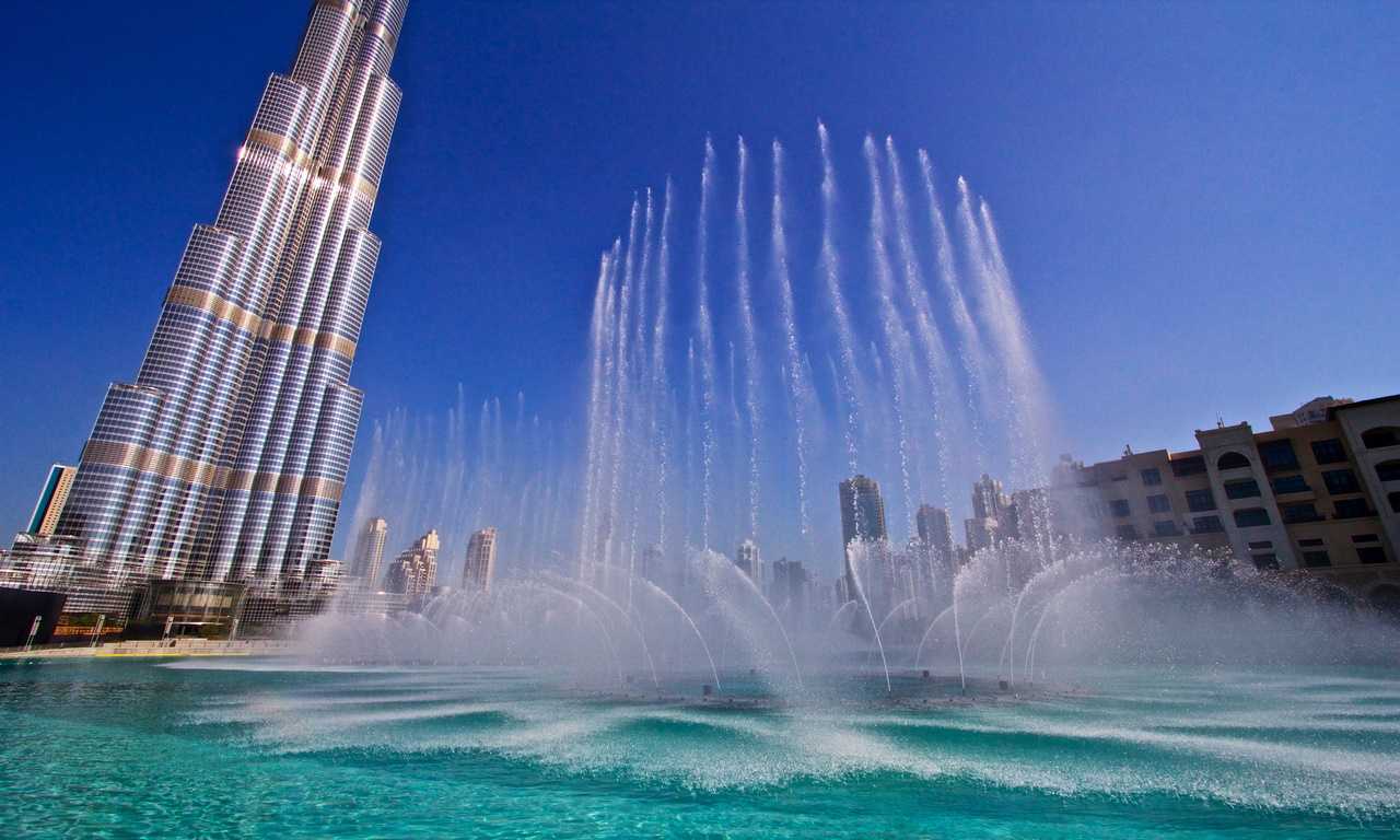 Закажите круиз на пароме на озере Бурдж-Халифа, чтобы увидеть Дубай Фонтан и другие городские достопримечательности - цена начинается от 68 дирхам (18 долларов США) за взрослого.