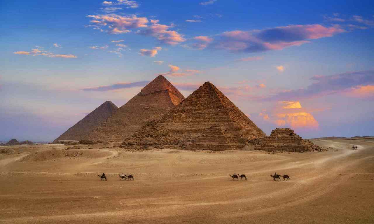 Самые известные пирамиды в мире - Пирамиды Гизы. Эти древние памятники высотой до 139 метров были построены около 2500 года до нашей эры и до сих пор удивляют своей красотой и величественностью.