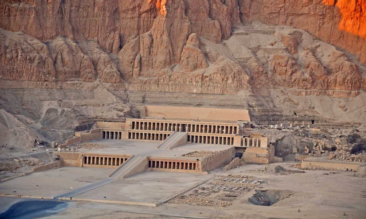 Долина царей - это место, которое нельзя пропустить, если вы находитесь в Египте. Здесь расположены гробницы фараонов, которые до сих пор поражают своей красотой и величием.