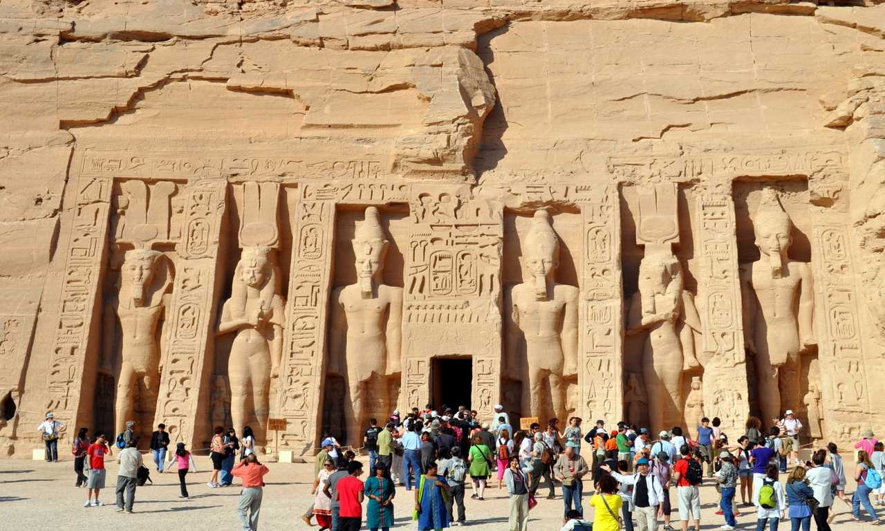 Абу-Симбел - это место, которое поражает своей красотой и величием. Здесь расположены два храма, которые были построены фараоном Рамзесом II более 3 тысяч лет назад.