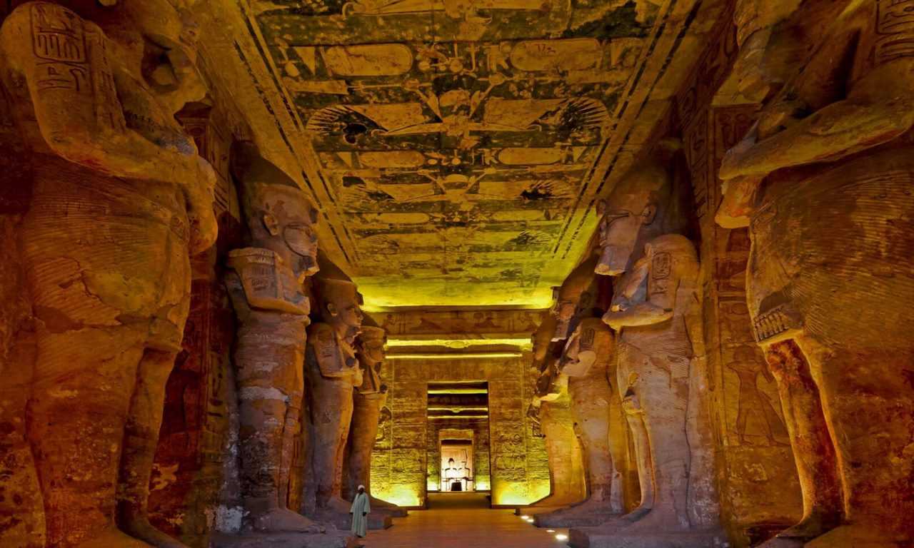 Абу-Симбел - это уникальное место, которое привлекает туристов со всего мира своей историей и красотой. Здесь можно увидеть два великолепных храма, которые были построены фараоном Рамзесом II в честь своих богов.