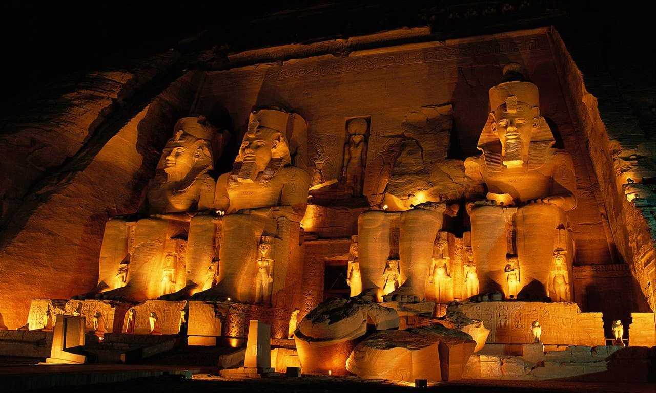 Абу-Симбел - это место, где можно окунуться в древнюю историю Египта. Здесь расположены два величественных храма, которые поражают своей красотой и величием, и являются уникальным примером древнеегипетской архитектуры.